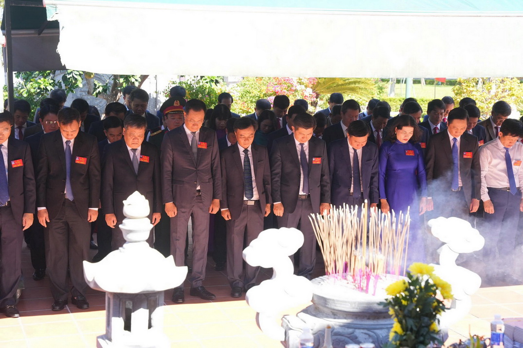 đoàn đại biểu dự Đại hội Đảng bộ tỉnh Quảng Trị đã đến dâng hương, dâng hoa tại Đền thờ Bác Hồ và các Anh hùng liệt sĩ