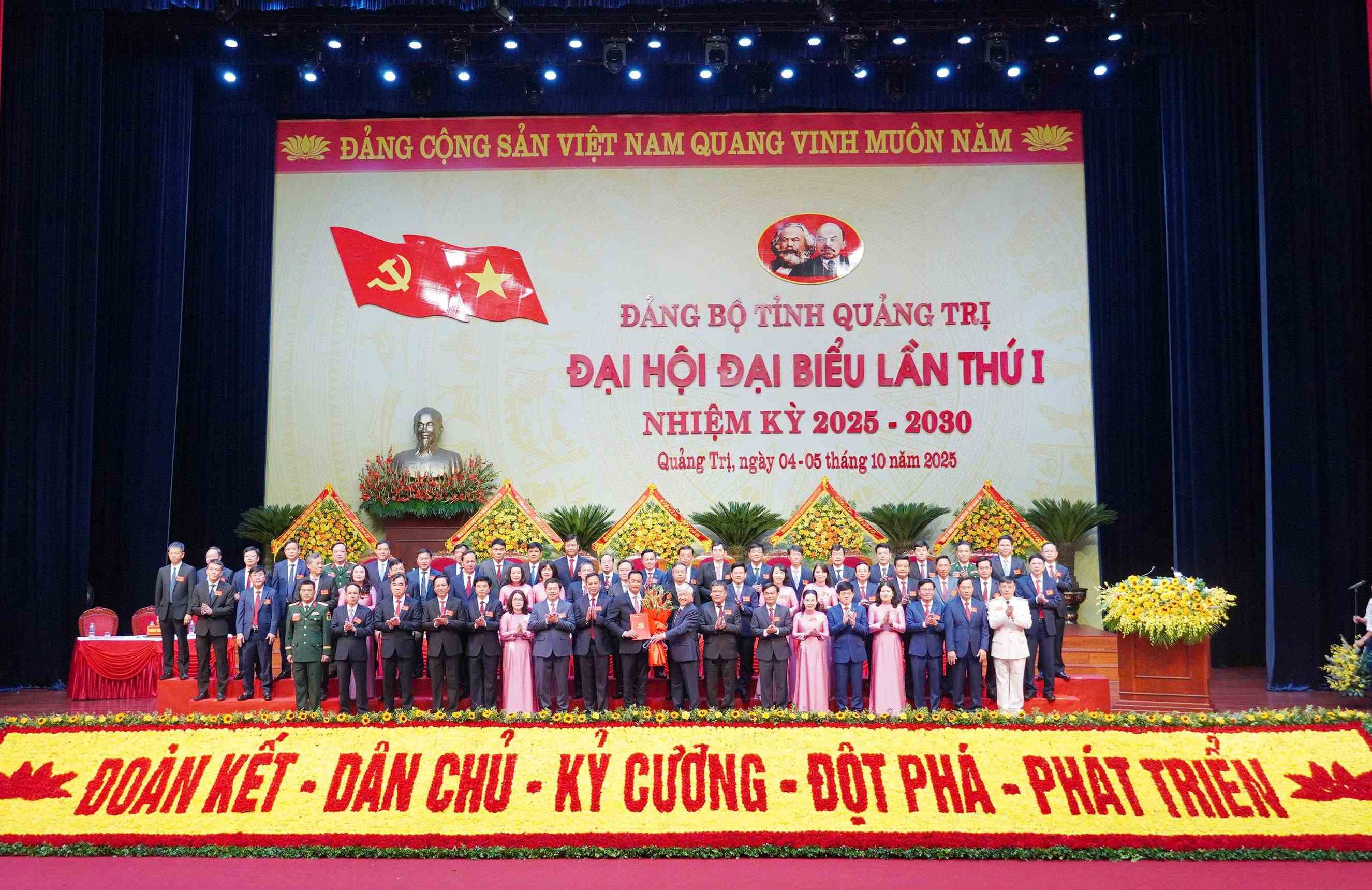 Thay mặt Bộ Chính trị, ông Đỗ Văn Chiến, Ủy viên Bộ Chính trị, Bí thư Trung ương Đảng, Bí thư Đảng ủy Mặt trận Tổ quốc, các đoàn thể Trung ương, Chủ tịch Ủy ban Trung ương Mặt trận Tổ quốc Việt Nam đã trao quyết định và tặng hoa chúc mừng ông Lê Ngọc Quang và các ủy viên Ban chấp hành Đảng bộ tỉnh Quảng Trị khóa mới.