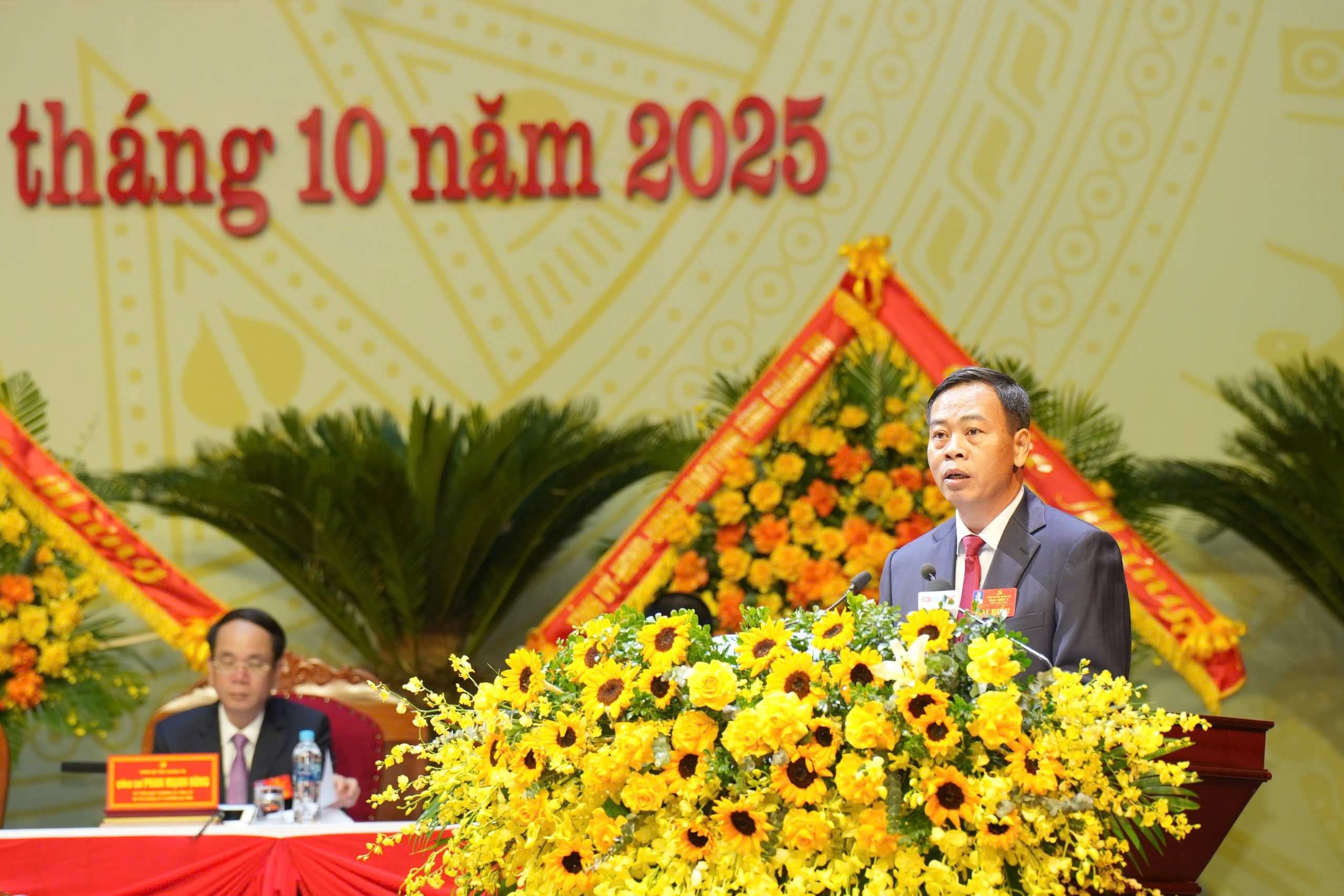 Phó bí thư Thường trực Tỉnh ủy, Chủ tịch HĐND tỉnh Quảng Trị đọc báo cáo chính trị Đại hội 