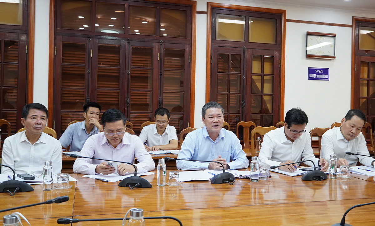 Phó chủ tịch UBND tỉnh Quảng Trị Phan Phong Phú đề xuất, kiến nghị một số nội dung với đoàn công tác và lãnh đạo Bộ Xây dựng