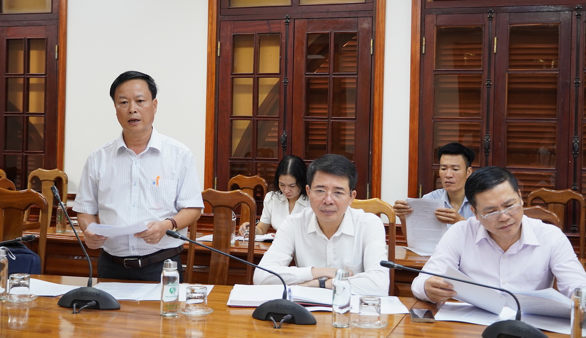 Đại diện Sở Xây dựng báo cáo tình hình phát triển nhà ở xã hội tại buổi làm việc