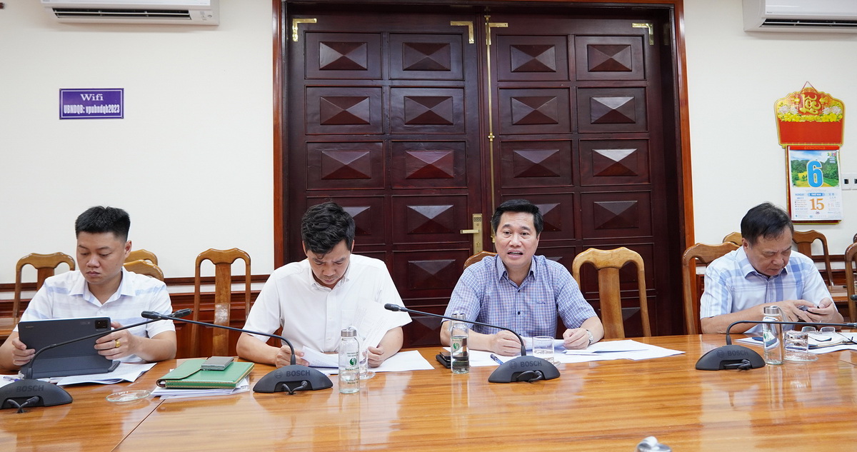 Thứ trưởng Bộ Xây dựng Nguyễn Tường Văn trao đổi với lãnh đạo tỉnh Quảng Trị tại buổi làm việc
