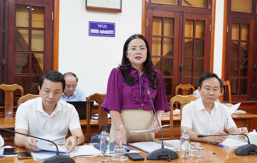 Bà Lê Thị Hương, Giám đốc Sở Giáo dục và Đào tạo Quảng Trị báo cáo tình hình triển khai Chiến dịch trên địa bàn tỉnh