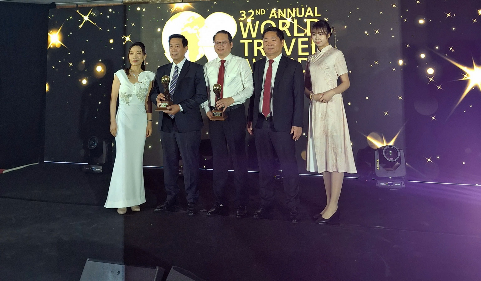 Lãnh đạo Ban quản lý Vườn quốc gia Phong Nha -Kẻ Bàng nhận giải thưởng Du lịch Thế giới năm 2025
