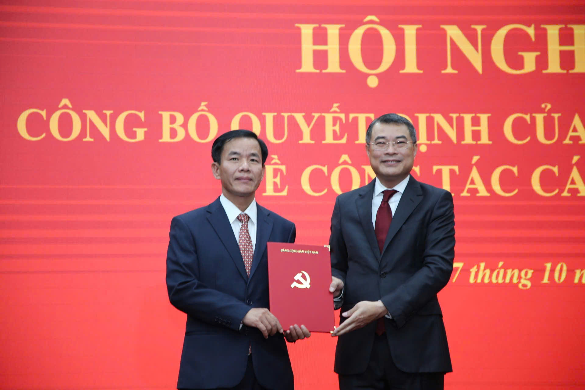 Ông Lê Minh Hưng, Ủy viên Bộ Chính trị, Bí thư Trung ương Đảng, Trưởng Ban Tổ chức Trung ương trao quyết định của Bộ Chính trị điều động, chỉ định ông Nguyễn Văn Phương giữ chức vụ Bí thư Tỉnh ủy Quảng Trị
