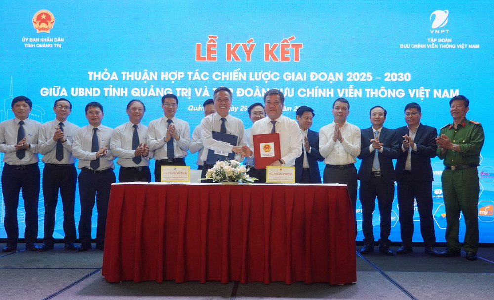 Chủ tịch UBND tỉnh Quảng Trị Trần Phong và Chủ tịch Hội đồng thành viên VNPT Tô Dũng Thái ký kết thỏa thuận hợp tác