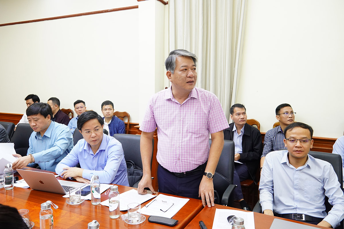 Đại diện lãnh đạo EVN phát biểu ý kiến tại cuộc họp
