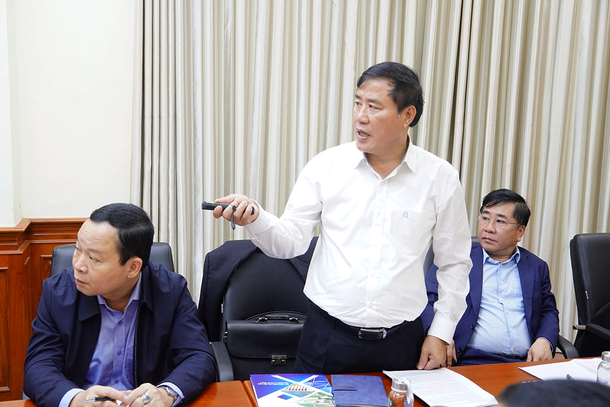 Ông Trần Quốc Trung, Phó trưởng Ban quản lý Khu kinh tế Quảng Trị báo cáo tiến độ chuẩn bị các Dự án tại cuộc họp