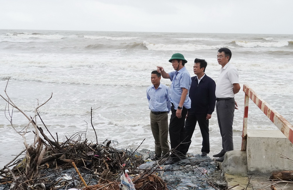 Phó chủ tịch Thường trực UBND tỉnh Quảng Trị Hoàng Nam iểm tra công trình kè biển Quảng Phúc