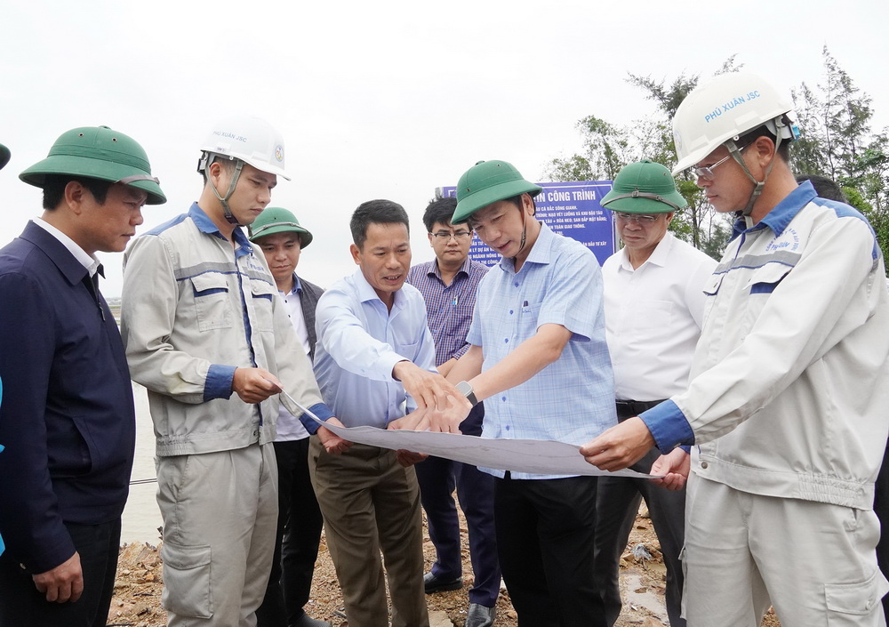 Phó chủ tịch Thường trực UBND tỉnh Quảng Trị Hoàng Nam (thứ ba, phải ảnh) kiểm tra Dự án Khu neo đậu tránh trú bão cho tàu cá Bắc sông Gianh