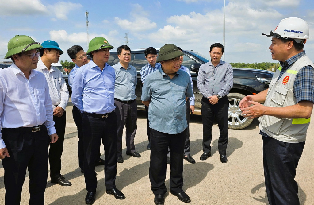 Phó Thủ tướng Chính phủ Nguyễn Chí Dũng nghe lãnh đạo Ban QLDA đường Hồ Chí Minh Dự án thành phần đoạn Vạn Ninh – Cam Lộ