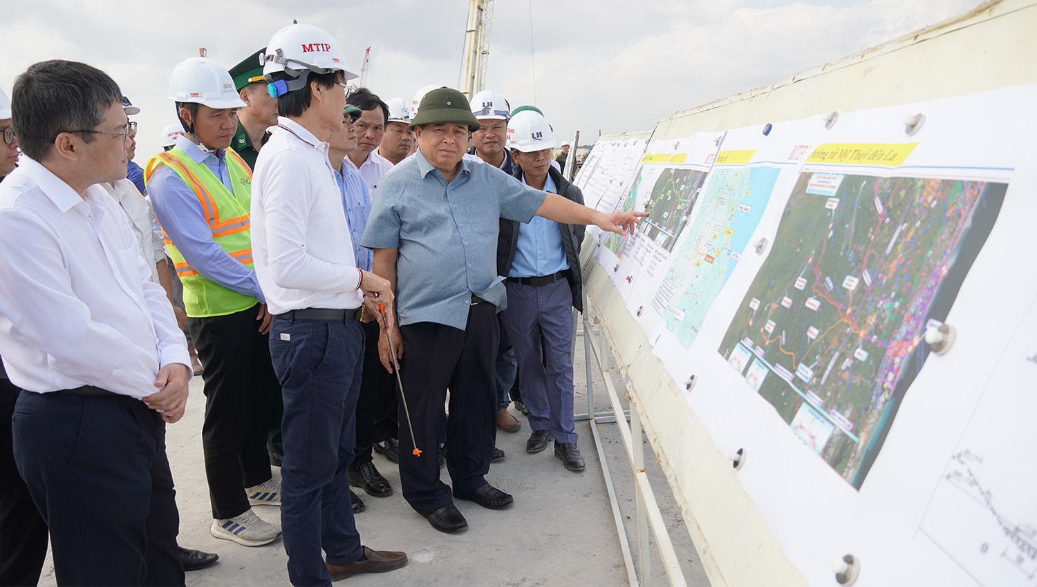 Phó thủ tướng Chính phủ Nguyễn Chí Dũng nghe báo cáo tiến độ Dự án Khu bến cảng Mỹ Thuỷ