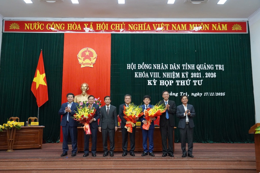 Lãnh đạo Tỉnh ủy Quảng Trị tăng hoa chúc mừng tân Chủ tịch UBND tỉnh Lê Hồng Vinh (thứ hai, phải ảnh) và tân Phó Chủ tịch UBND tỉnh Lê Văn Bảo (thứ ba, trái ảnh).