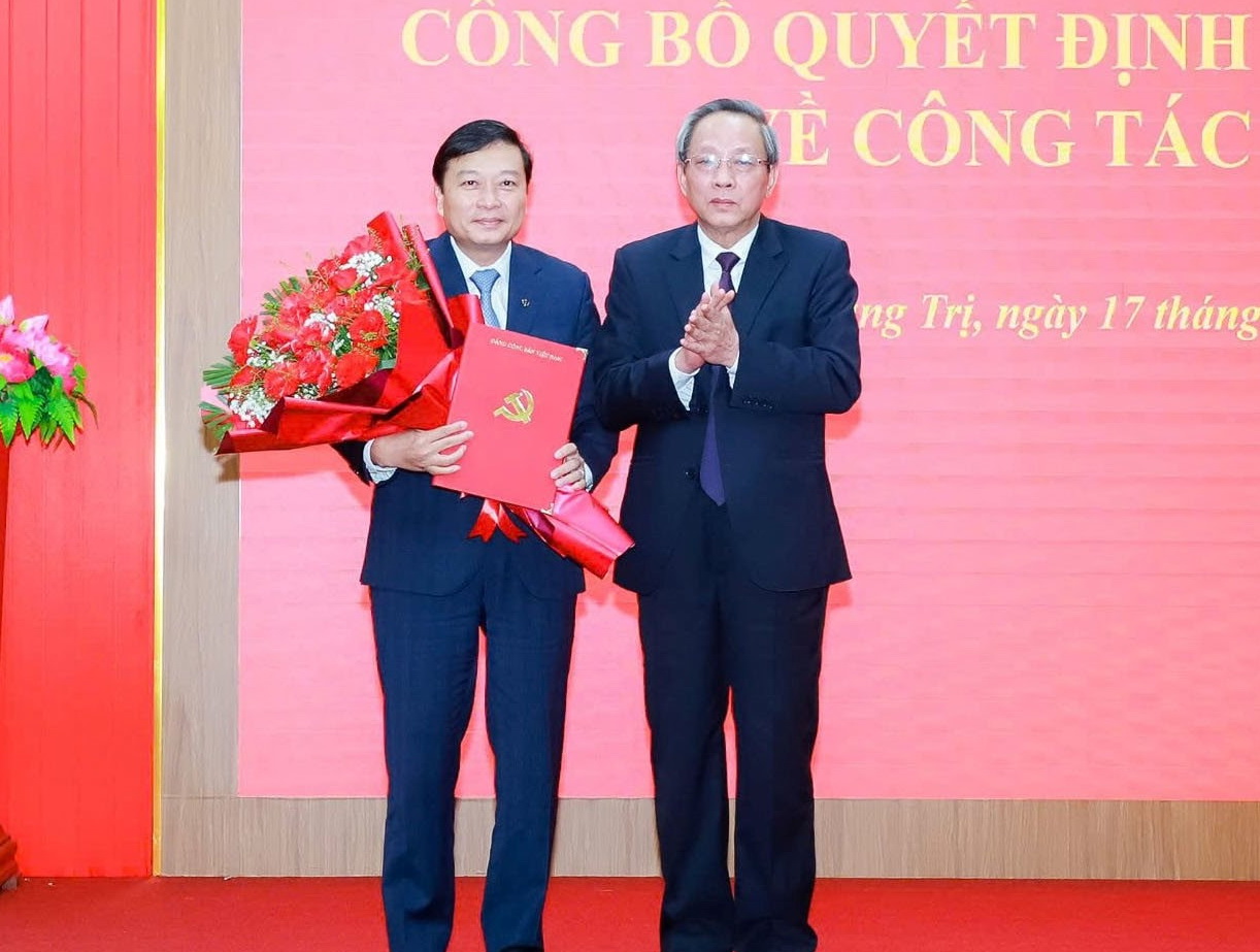 Ông Hoàng Đăng Quang, Phó Trưởng Ban Tổ chức Trung ương trao quyết định cho ông Lê Hồng Vinh