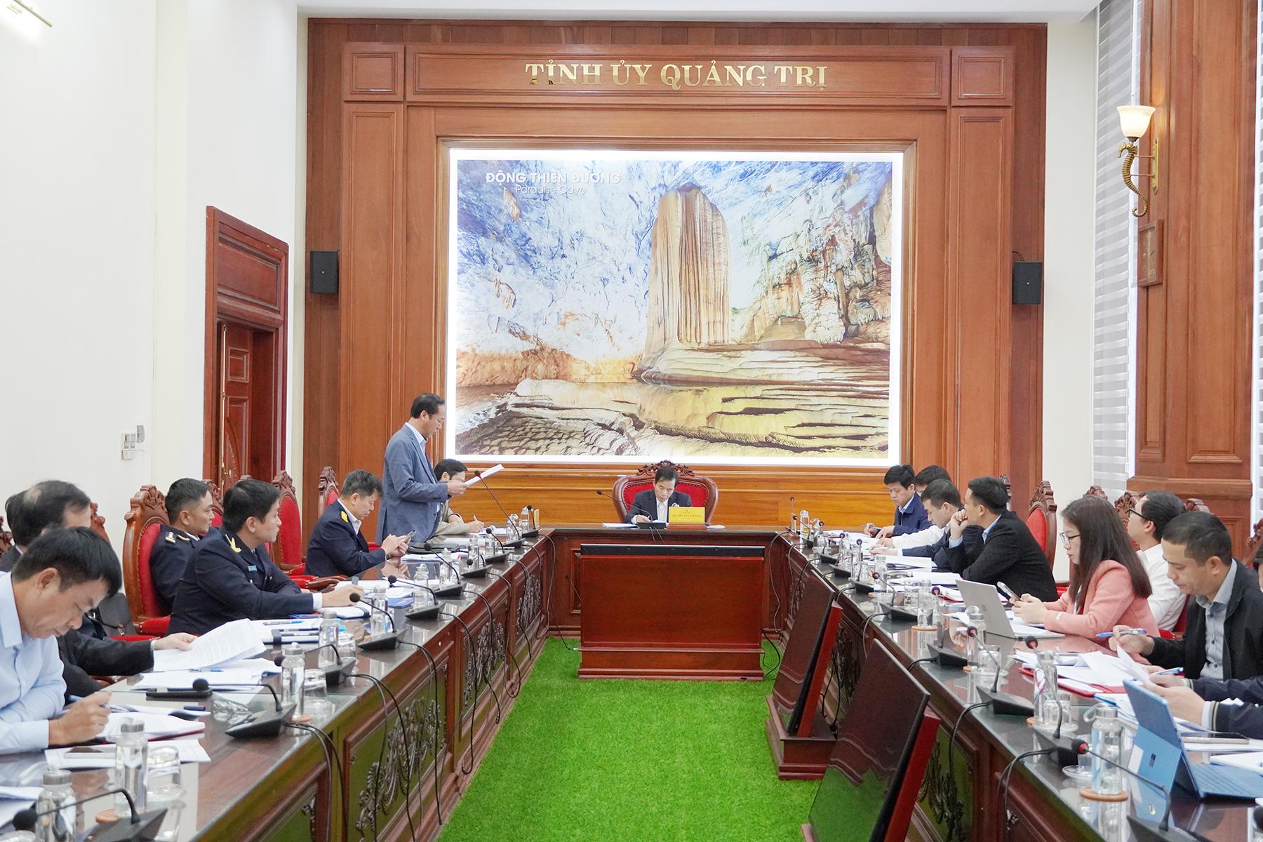 Ông Nguyễn Xuân Đạt, Giám đốc Sở tài chính Quảng Trị báo cáo số liệu kinh tế xã hội tại buổi làm việc