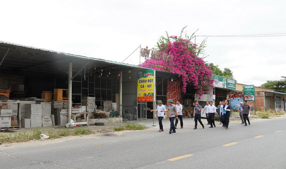 Phó Chủ tịch UBND tỉnh Quảng Trị Lê Đức Tiến (thứ nhất, trái ảnh) kiểm tra thực địa công tác giải phóng mặt bằng trên tuyến Dự án