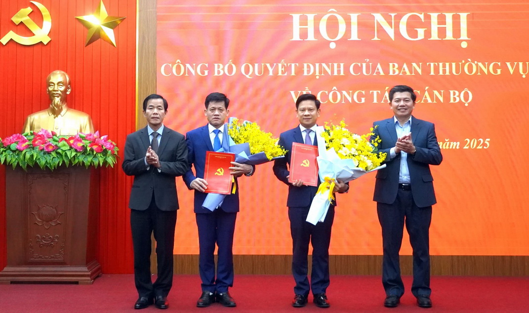 Bí thư Tỉnh ủy Quảng Trị Nguyễn Văn Phương (ngoài cùng, trái ảnh) và Phó Bí thư Thường trực Tỉnh ủy Trần Vũ Khiêm trao quyết định và tặng hoa chúc mừng các đồng chí Lê Văn Bảo và Lê Vĩnh Thế - Ảnh: N.M