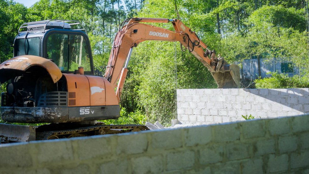 Tháo dỡ hạng mục vi phạm khu vực thực hiện Dự án đường sắt tốc độ cao qua Quảng Trị. Ảnh: Trương Nhân