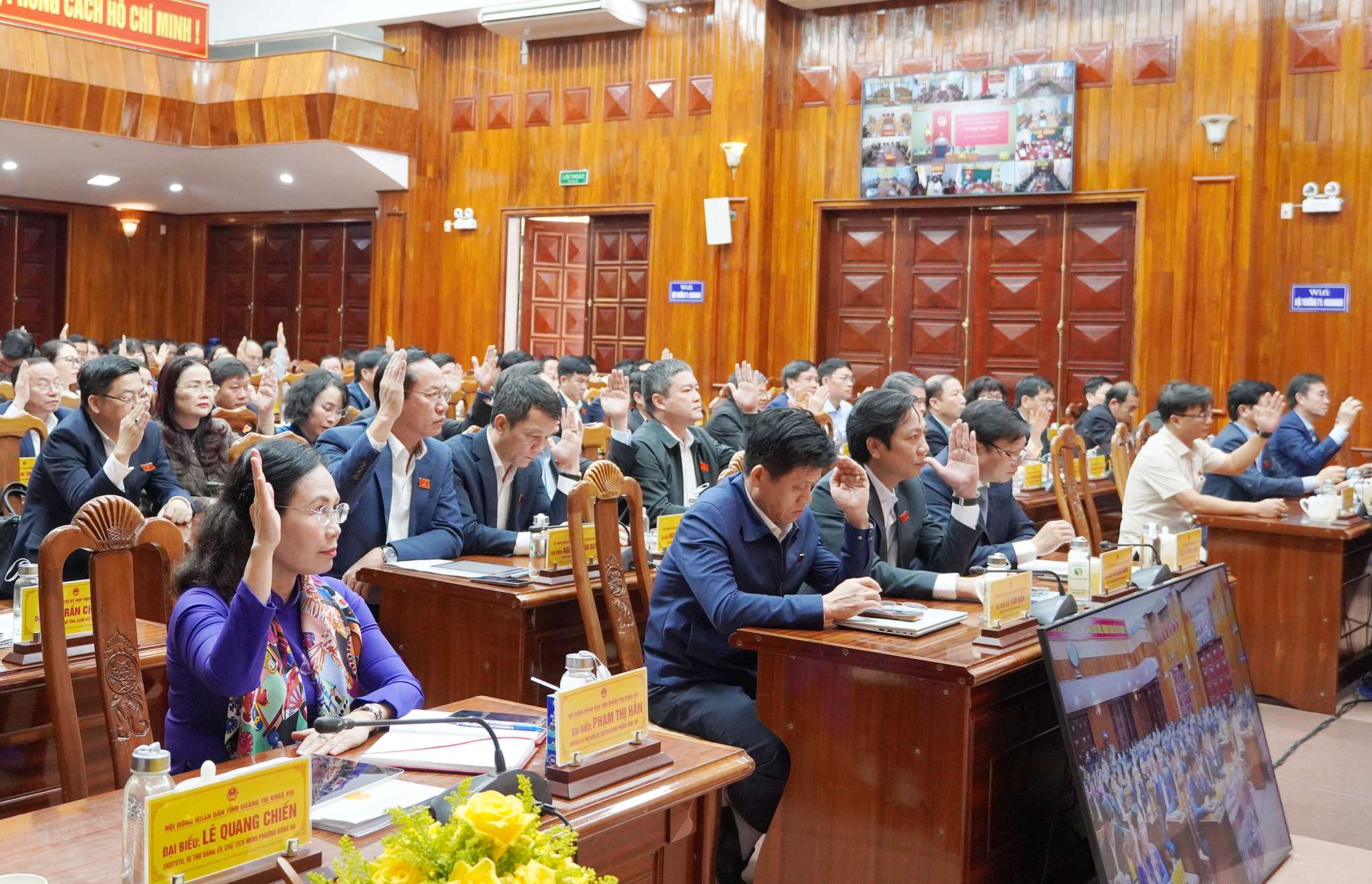 Các đại biểu HĐND tỉnh Quảng Trị đưa tay biểu quyết thông qua các nghị quyết.