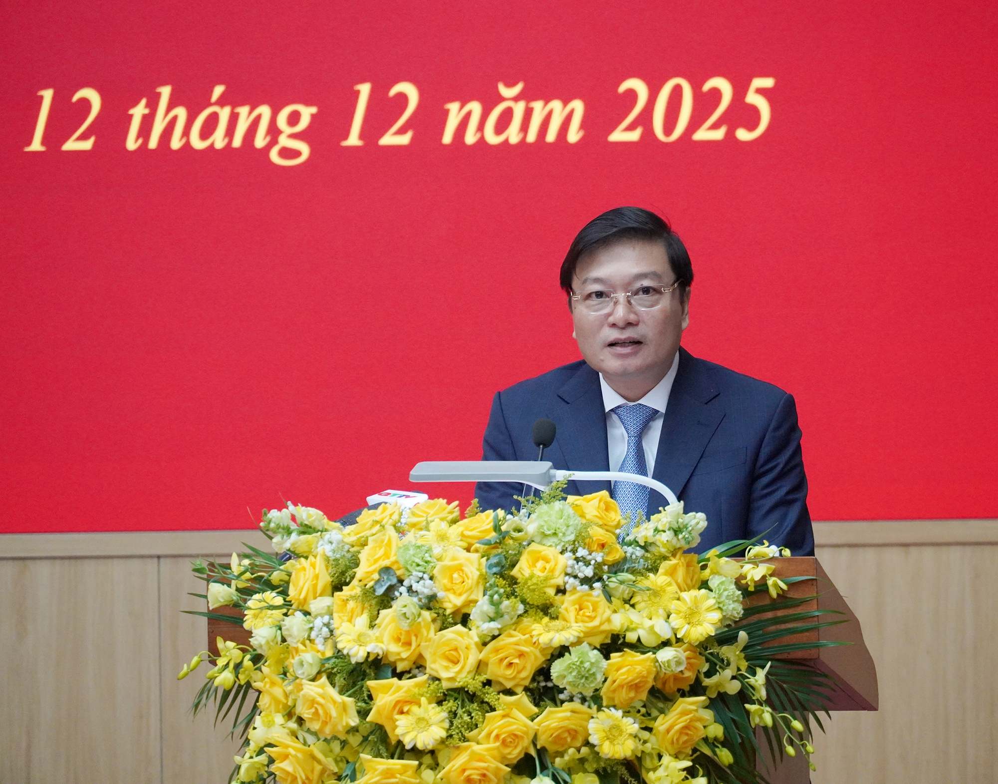 Chủ tịch UBND tỉnh Quảng Trị Lê Hồng Vinh phát biểu tại phiên họp.