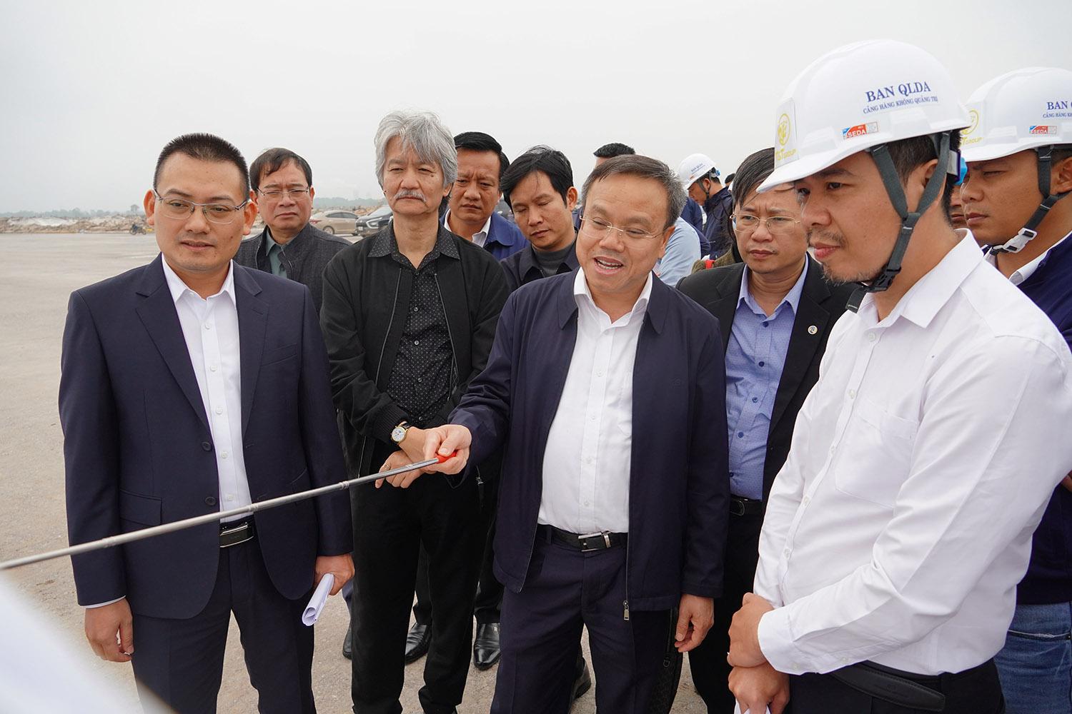 Phó chủ tịch Lê Đức Tiến đang trao đổi về tiến độ thi công Dự án với BQL Dự án