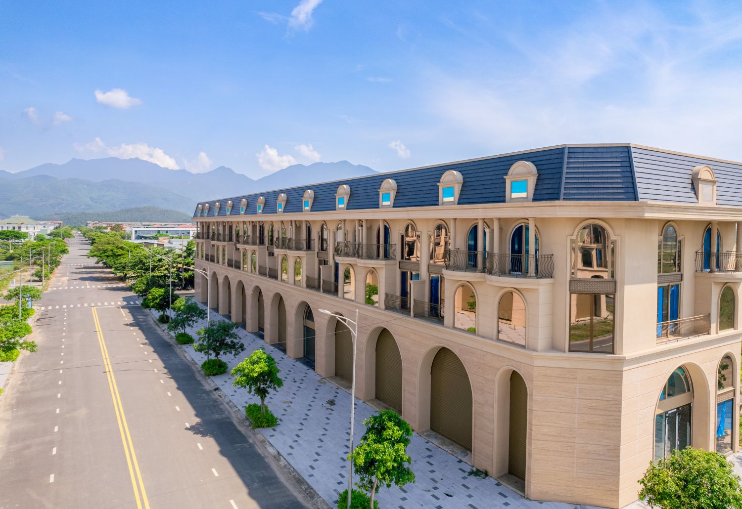 Dragon City Park sở hữu vị tr&iacute; đắc địa tr&ecirc;n đường số 5, phường Hải V&acirc;n, th&agrave;nh phố Đ&agrave; Nẵng. Dự &aacute;n nằm ngay điểm giao thoa của c&aacute;c tuyến giao th&ocirc;ng huyết mạch: Nguyễn Tất Th&agrave;nh nối d&agrave;i, Quốc lộ 1A v&agrave; cao tốc Đ&agrave; Nẵng &ndash; Quảng Ng&atilde;i. 