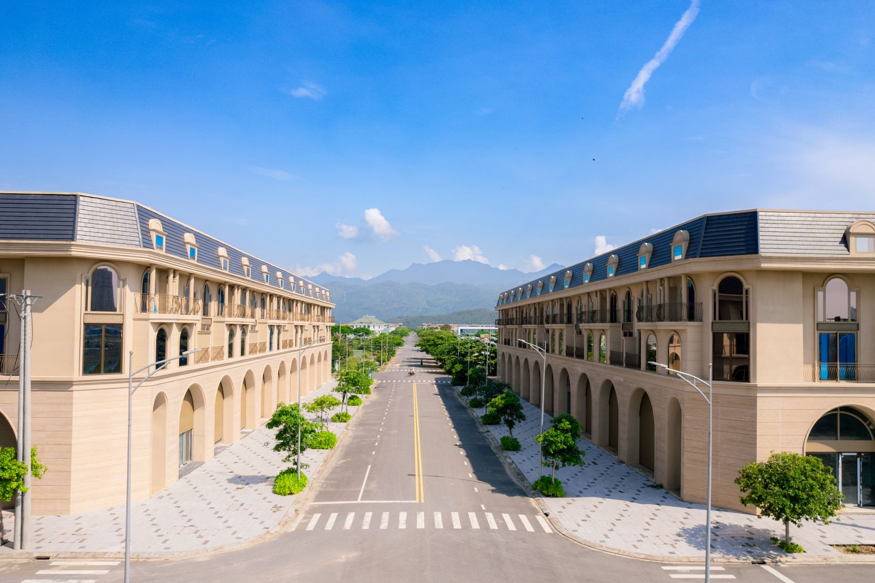 C&aacute;c d&atilde;y shophouse Regal Park View tại Dragon City &ndash; Park vẫn g&acirc;y ấn tượng với vẻ ngo&agrave;i bền vững. Mỗi căn nh&agrave; phố được thiết kế theo phong c&aacute;ch ch&acirc;u &Acirc;u t&acirc;n cổ điển.