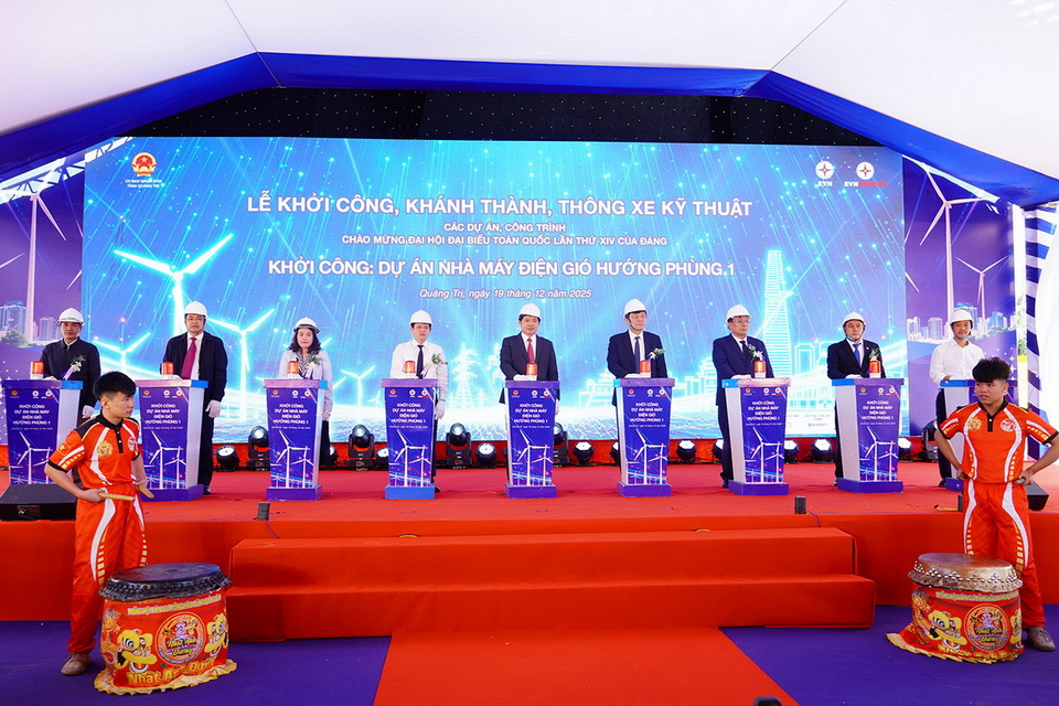 C&aacute;c đại biểu thực hiện nghi thức nhấn n&uacute;t khởi c&ocirc;ng Dự &aacute;n