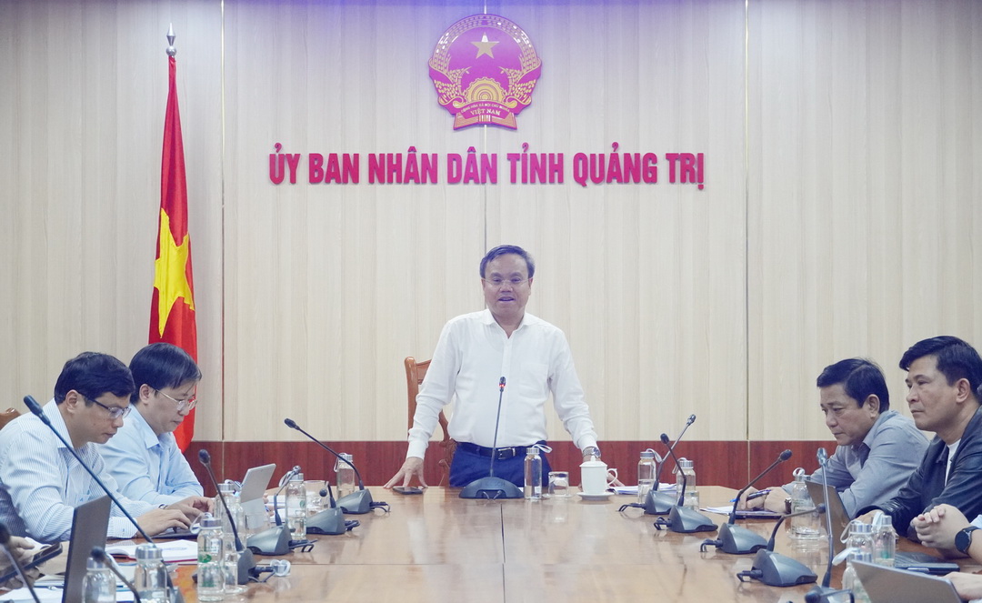 Ph&oacute; chủ tịch UBND tỉnh Quảng Trị L&ecirc; Đức Tiến chủ tr&igrave; cuộc họp
