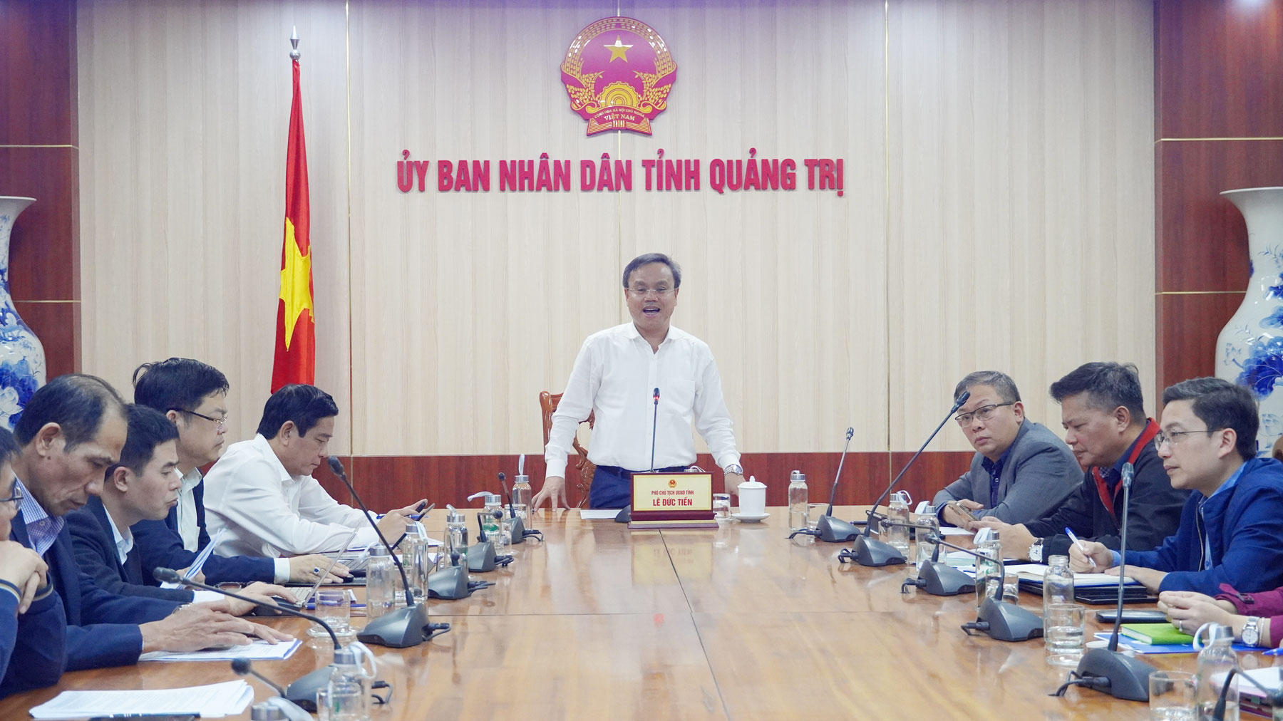 Ph&oacute; chủ tịch UBND tỉnh Quảng Trị L&ecirc; Đức Tiến chủ tr&igrave; cuộc họp