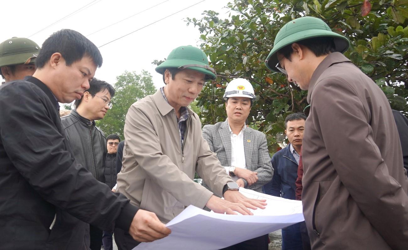 Phó chủ tịch Thường trực UBND tỉnh Quảng Trị Hoàng Nam nghe báo cáo khảo sát Dự án
