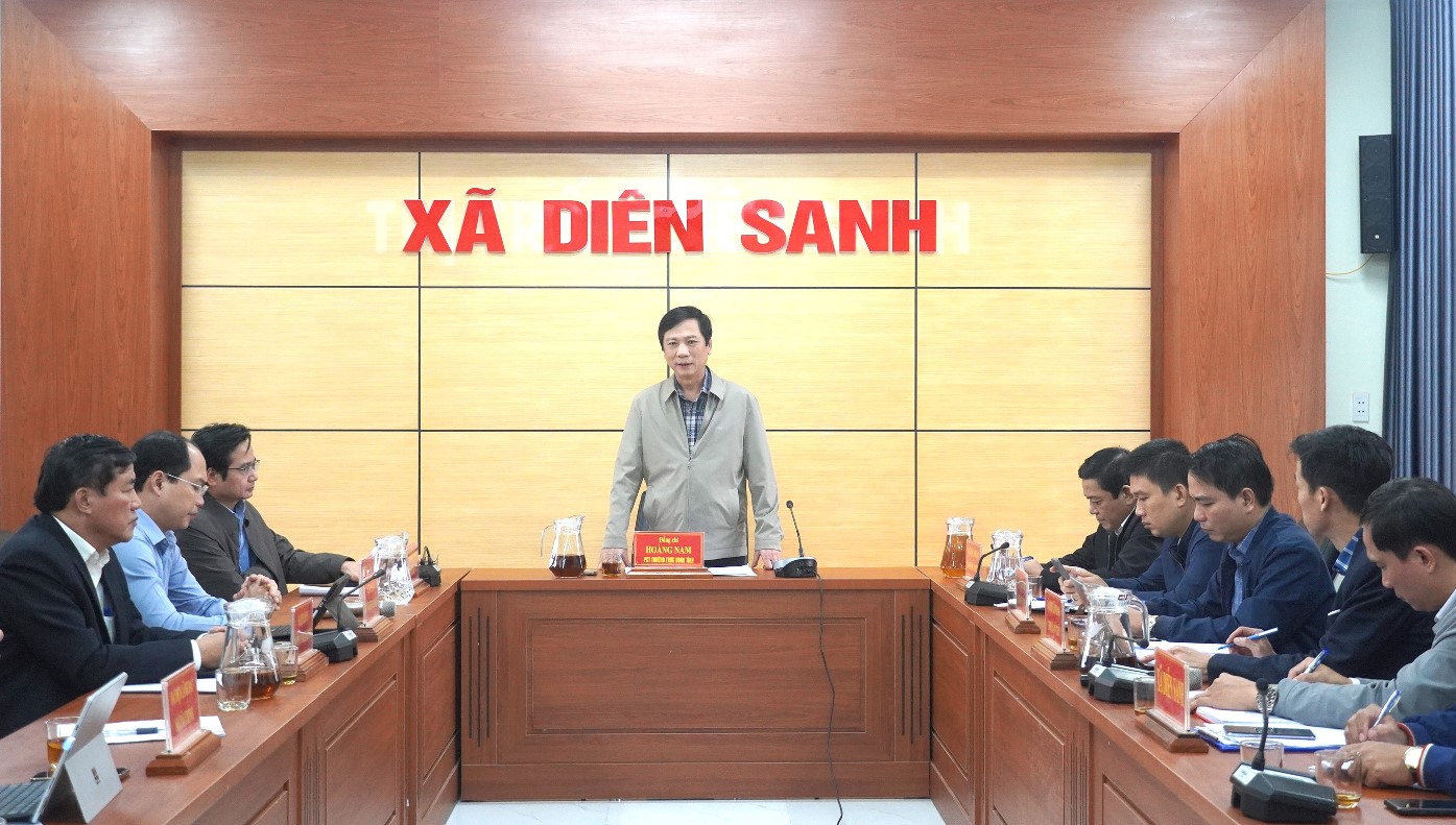 Phó chủ tịch Thường trực UBND tỉnh Quảng Trị Hoàng Nam chủ trì cuộc họp với các sở ban ngành, địa phương tại trụ sở UBND xã Diên Sanh sau khi kiểm tra thực địa