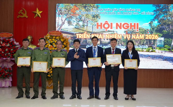 Phó Chủ tịch UBND tỉnh Quảng Trị Lê Văn Bảo thay mặt Chủ tịch UBND tỉnh trao bằng khen Các tập thể và cá nhân xuất sắc được UBND tỉnh khen thưởngCác tập thể và cá nhân xuất sắc được UBND tỉnh khen thưởng