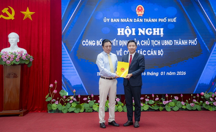 Chủ tịch UBND th&agrave;nh phố Huế Nguyễn Khắc To&agrave;n trao Quyết định cho &ocirc;ng L&ecirc; Văn Cường