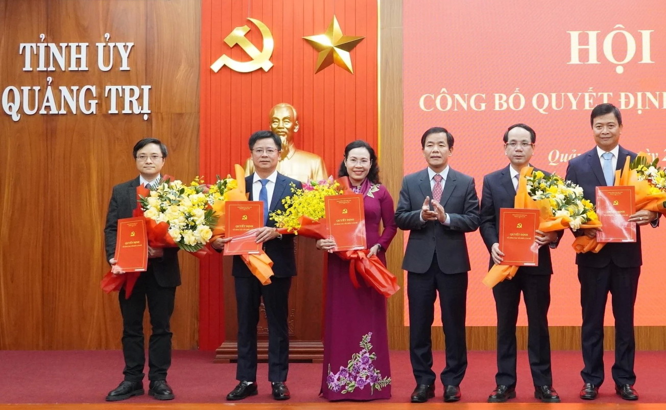  B&iacute; thư Tỉnh ủy Quảng Trị Nguyễn Văn Phương trao quyết định v&agrave; tặng hoa ch&uacute;c mừng c&aacute;c c&aacute;n bộ được điều động, bổ nhiệm 