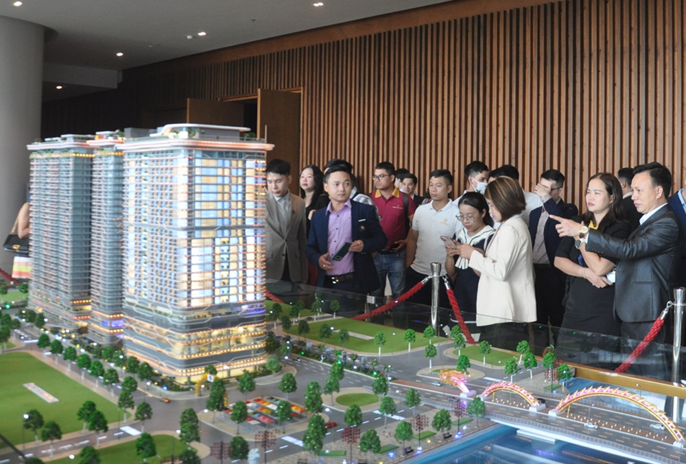C&aacute;c nh&agrave; đầu tư đang tham quan tại Dự &aacute;n The Legend City Danang 