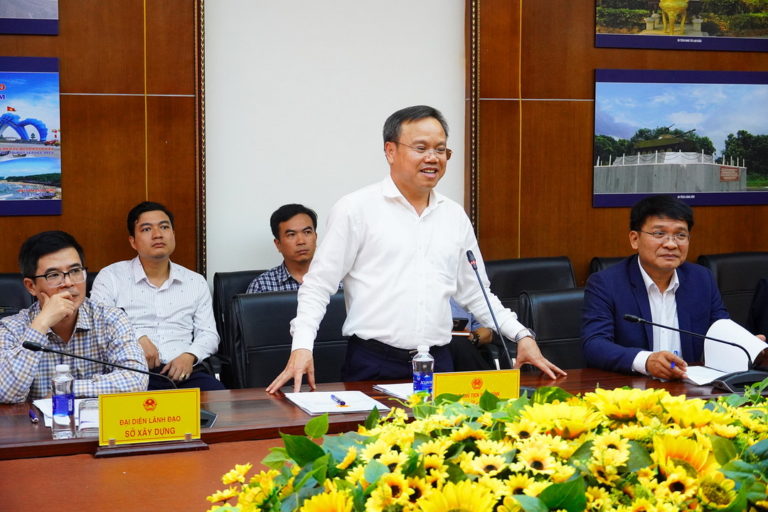 Ph&oacute; Chủ tịch UBND tỉnh Quảng Trị L&ecirc; Đức Tiến trao đổi với c&aacute;c nh&agrave; đầu tư