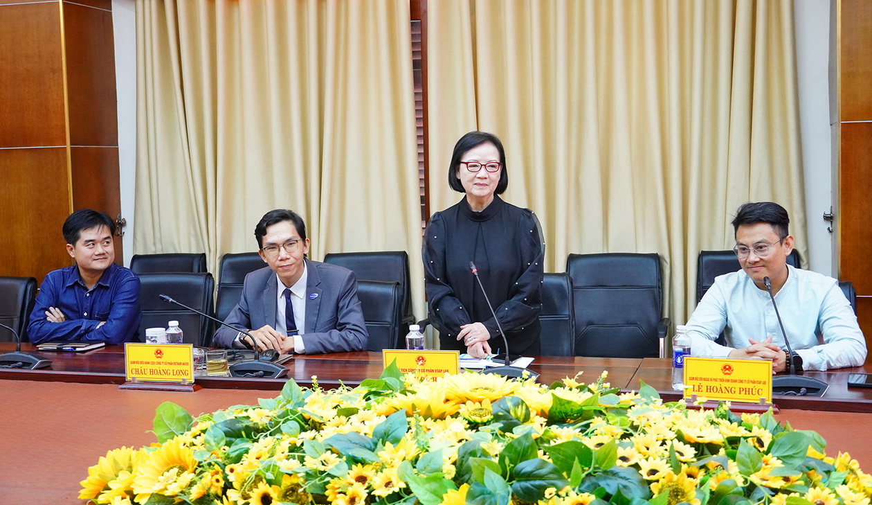 Chủ tịch HĐQT C&ocirc;ng ty CP VSAP LAB Nguyễn B&iacute;ch Yến ph&aacute;t biểu &yacute; kiến tại buổi l&agrave;m việc