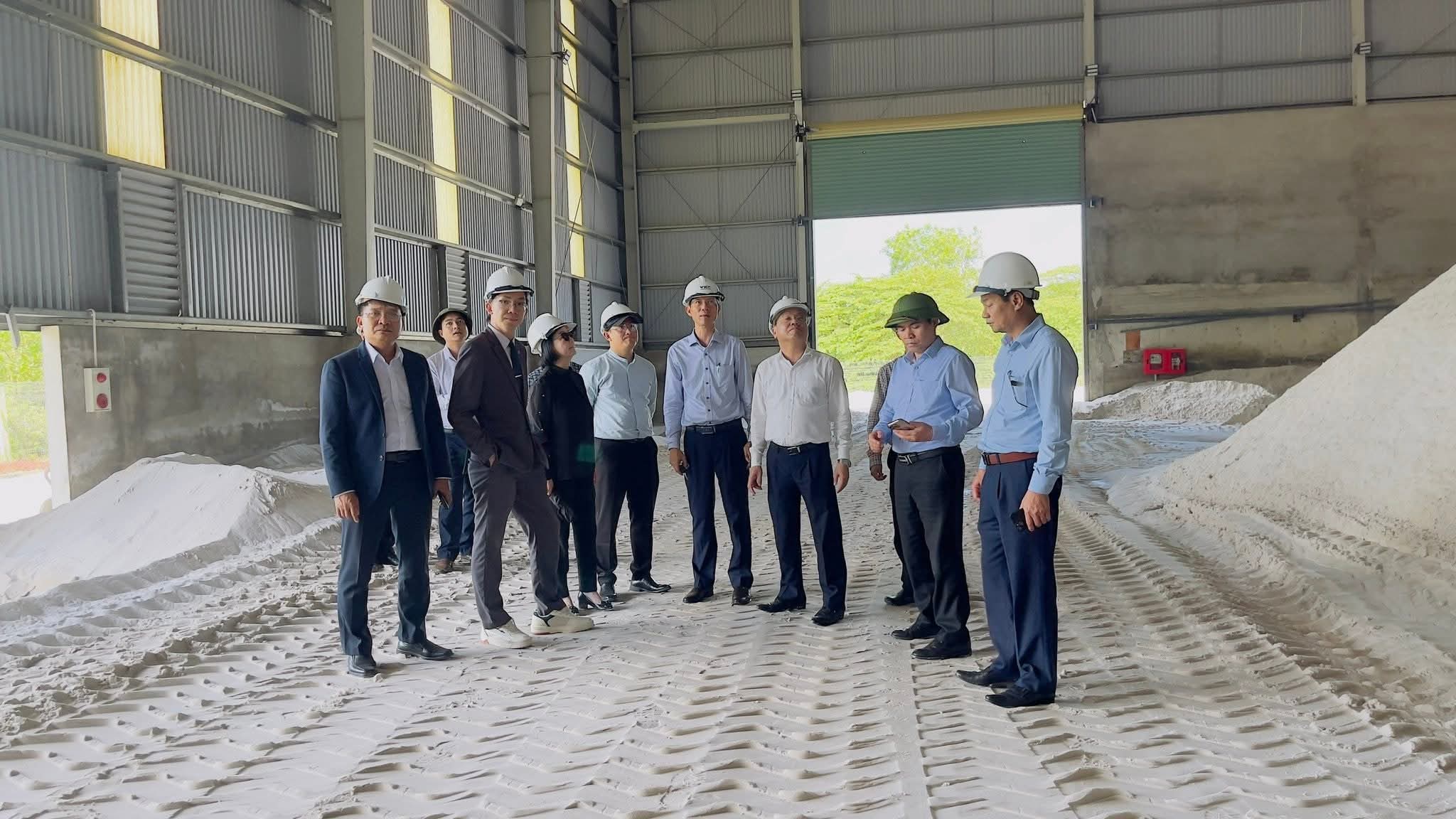 Đo&agrave;n c&ocirc;ng t&aacute;c tỉnh Quảng Trị tham quan trụ sở nh&agrave; m&aacute;y của C&ocirc;ng ty VIETNAM WAFER tại KCN Qu&aacute;n Ngang.