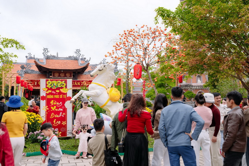 Du kh&aacute;ch tham quan tại di t&iacute;ch Ch&ugrave;a Ho&agrave;ng Ph&uacute;c, tỉnh Quảng Trị