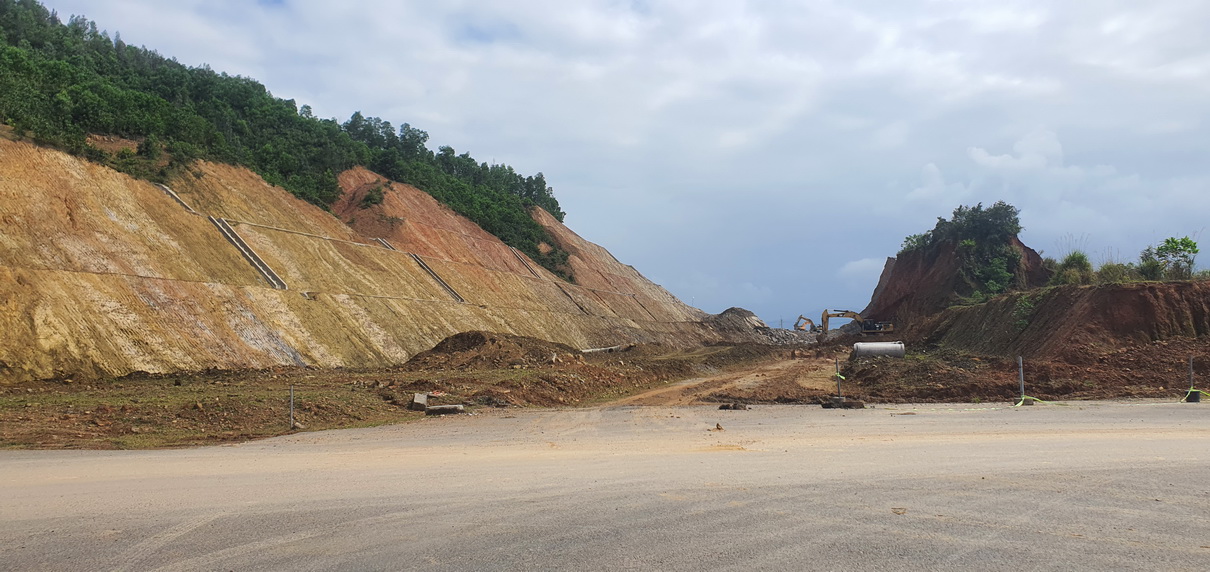 Trục đường V&agrave;nh đai ph&iacute;a T&acirc;y đang được TP Đ&agrave; Nẵng đầu tư ho&agrave;n thiện nhằm tạo động lực thu h&uacute;t đầu tư v&agrave;o Khu thương mại tự do. Ảnh: Ngọc T&acirc;n