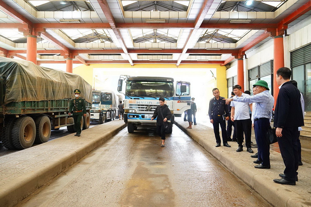 Ph&oacute; Chủ tịch UBND tỉnh L&ecirc; Đức Tiến kiểm tra khu vực dừng l&agrave;m thủ tục th&ocirc;ng quan cho c&aacute;c phương tiện tại Cửa khẩu Quốc tế Cha Lo