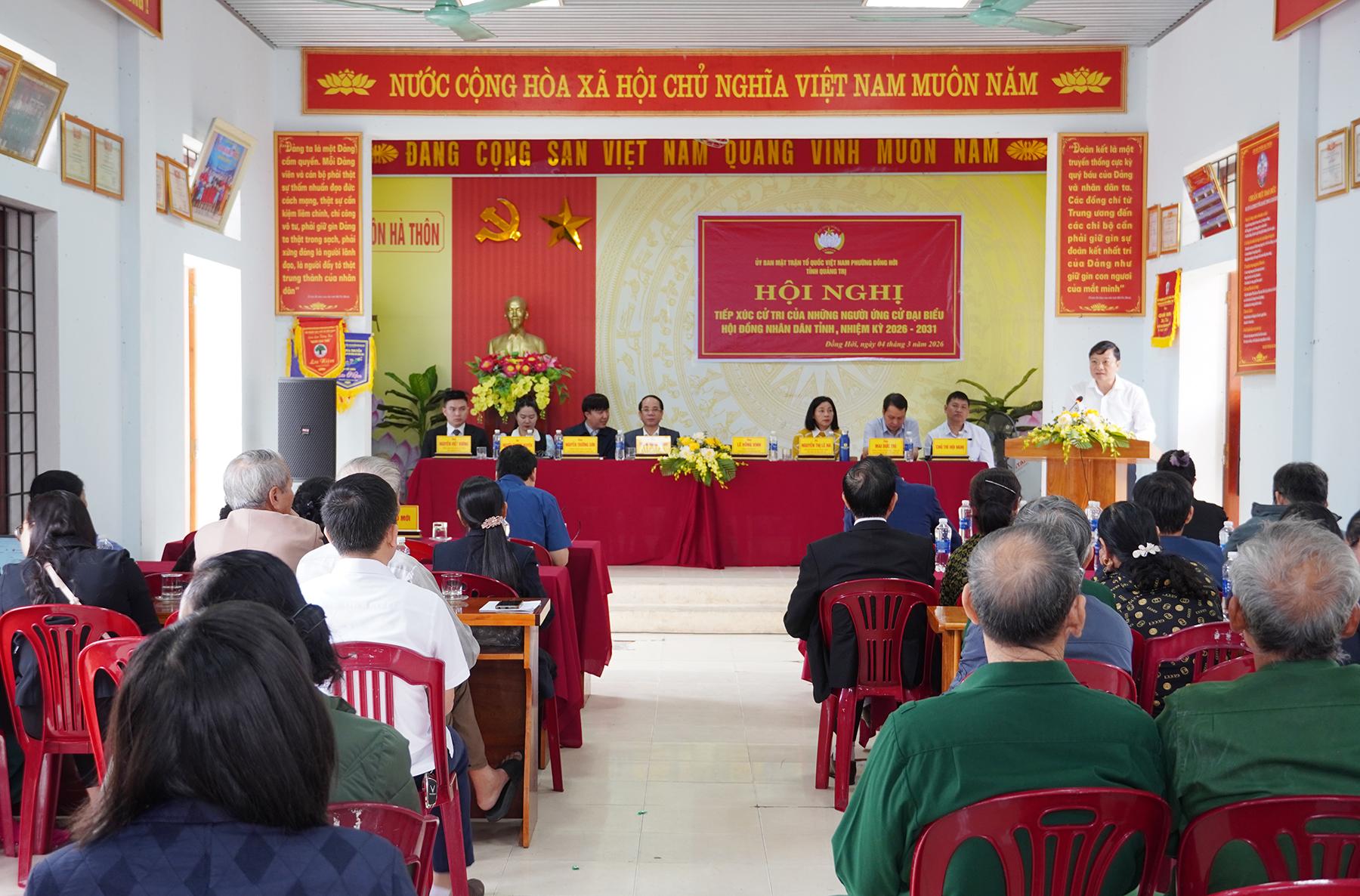 To&agrave;n cảnh buổi tiếp x&uacute;c cử tri tại H&agrave; Th&ocirc;n, phường Đồng Hới, tỉnh Quảng Trị.