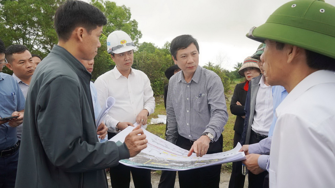 Phó Chủ tịch Thường trực UBND tỉnh Quảng Trị Hoàng Nam (áo kẻ rô) kiểm tra hiện trường thực địa triển khai Dự án