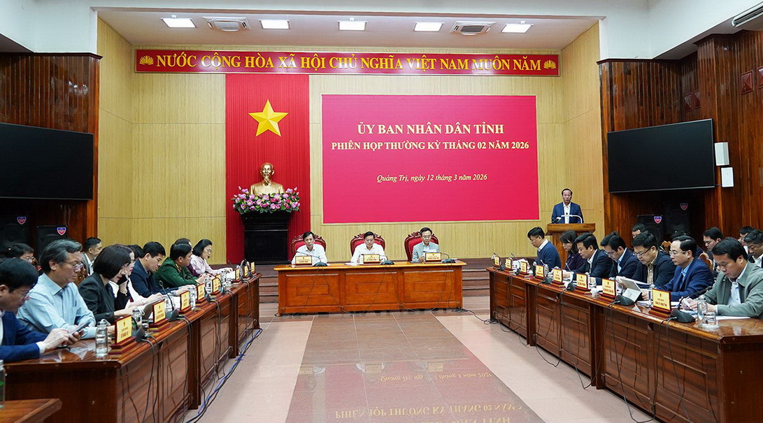 Chủ tịch UBND tỉnh Quảng Trị v&agrave; c&aacute;c ph&oacute; chủ tịch chủ tr&igrave; cuộc họp