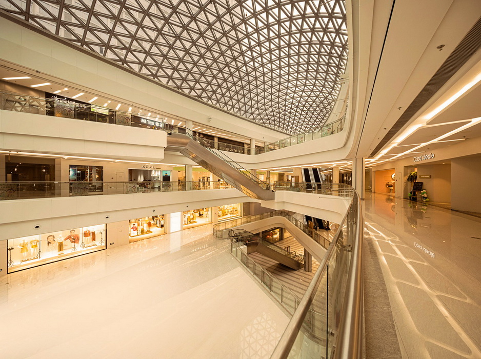 Tại tầng 1 v&agrave; 2, Regal Mall (8.000m&sup2;) mang đến kh&ocirc;ng gian mua sắm, trải nghiệm đa sắc m&agrave;u với 6 Flagship Store đẳng cấp.