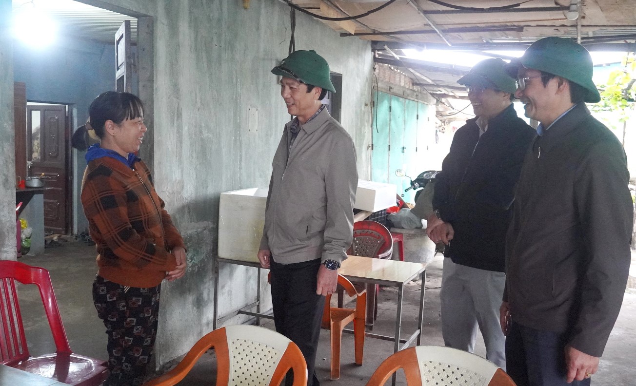 Ph&oacute; Chủ tịch Thường trực UBND tỉnh Ho&agrave;ng Nam v&agrave; l&atilde;nh đạo c&aacute;c sở ng&agrave;nh gặp gỡ, tr&ograve; chuyện c&ugrave;ng người d&acirc;n trong khu vực triển khai Dự &aacute;n