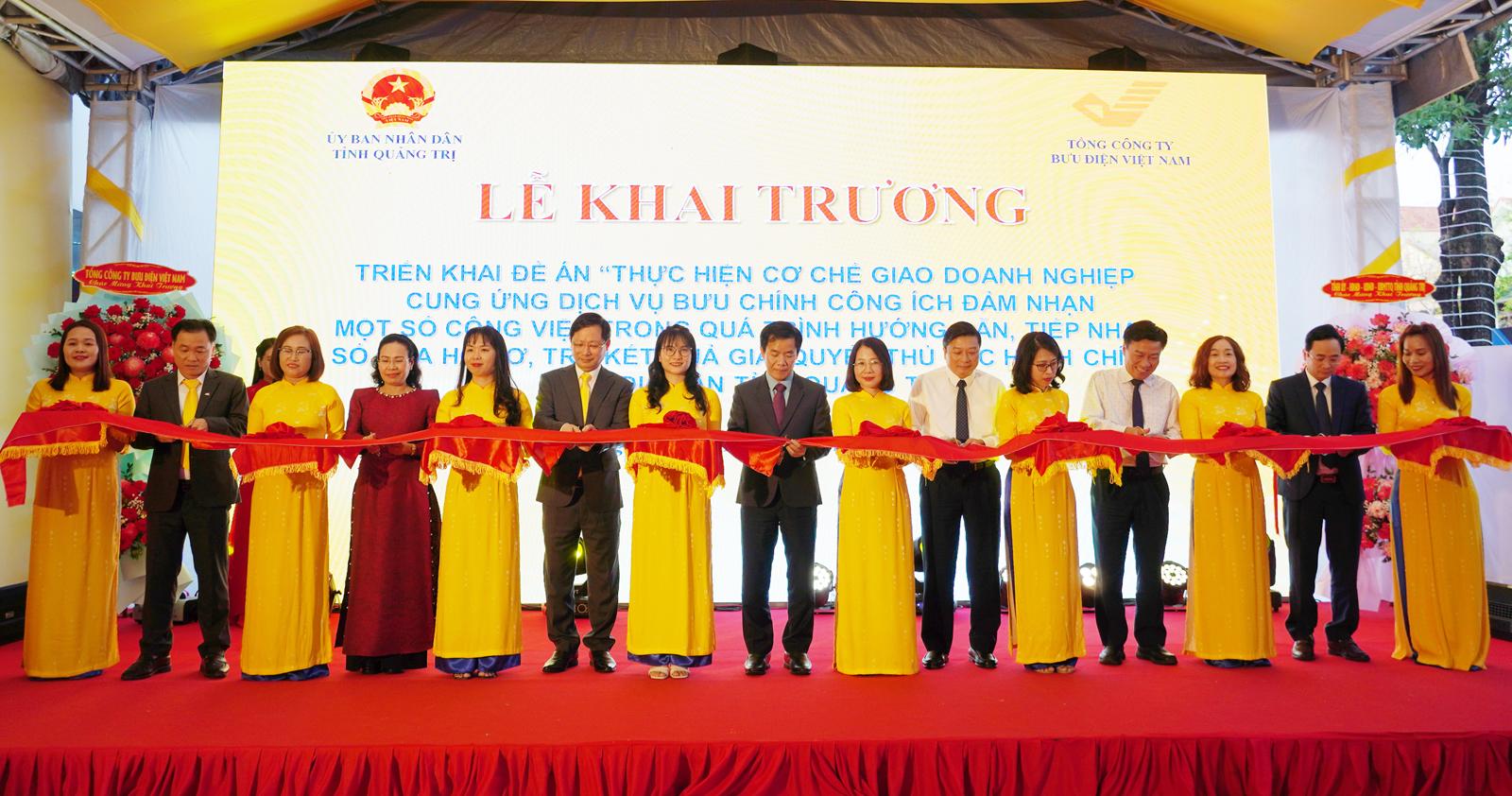 C&aacute;c đại biểu thực hiện nghi thức cắt băng khai trương thực hiện Đề &aacute;n