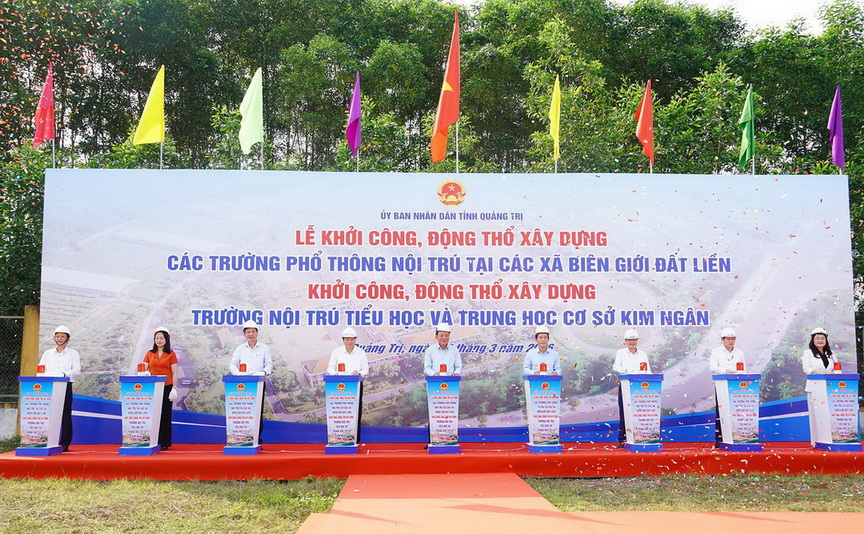 C&aacute;c đại biểu thực hiện nghi thức khởi c&ocirc;ng x&acirc;y dựng Trường nội tr&uacute; Tiểu học v&agrave; Trung học cơ sở Kim Ng&acirc;n