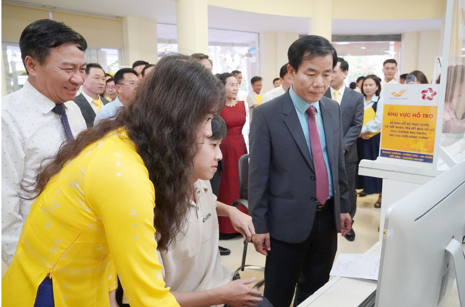l&atilde;nh đạo tỉnh tham quan quầy doanh nghiệp cung ứng dịch vụ bưu ch&iacute;nh c&ocirc;ng &iacute;ch tại Bưu điện tỉnh